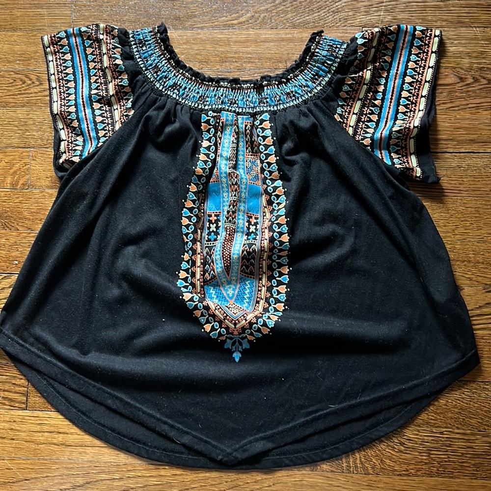 UNKNOWN BRAND BLACK TEE w/ COLORFUL DESIGN, SIZE M